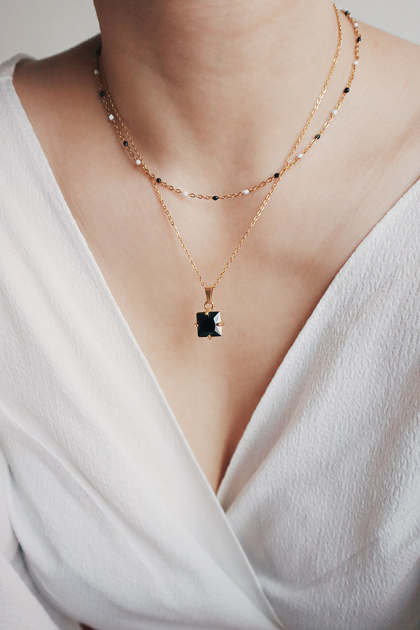 模特兒以黑白滴膠頸鏈諜帶萊茵石吊墜項鍊。