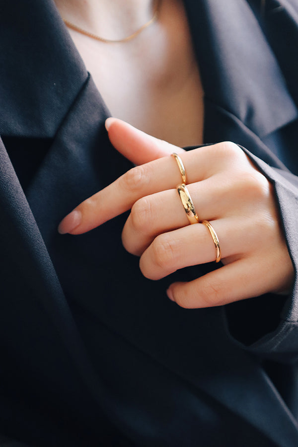 職業上班族女性以金色百搭簡約戒指搭配辦公室穿搭