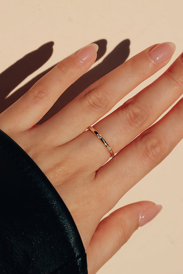 女性左手配戴925純銀精緻閃鑽鋯石細戒指