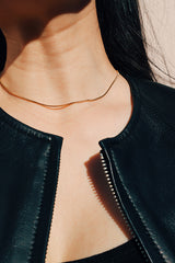 穿黑色皮衣的率性女孩配戴著用細緻金屬方格子頸鍊