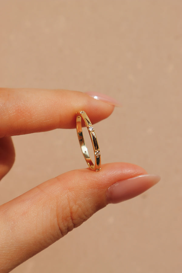 Model holding the zircon slim gold ring