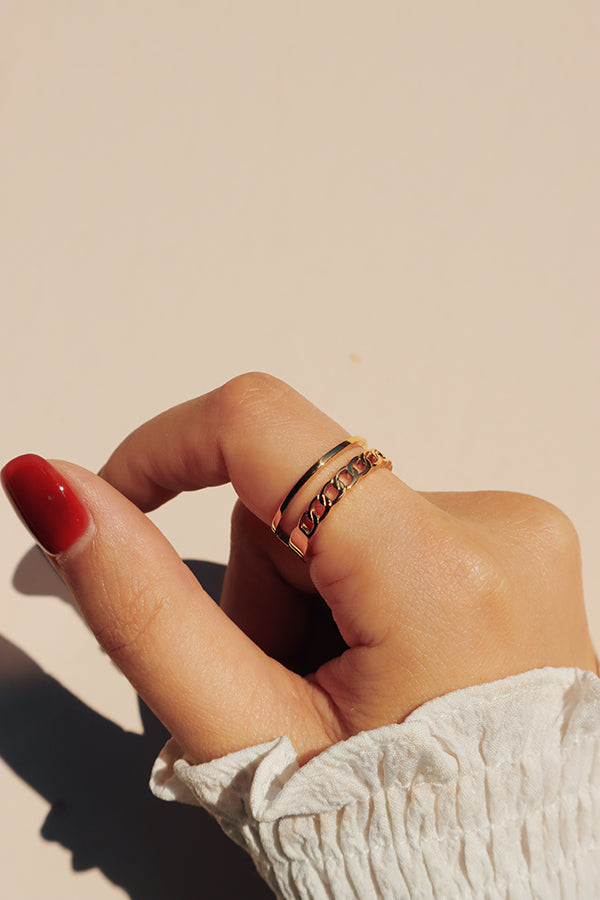 飾品模特兒向鏡頭展示金色疊戴戒指的細節。