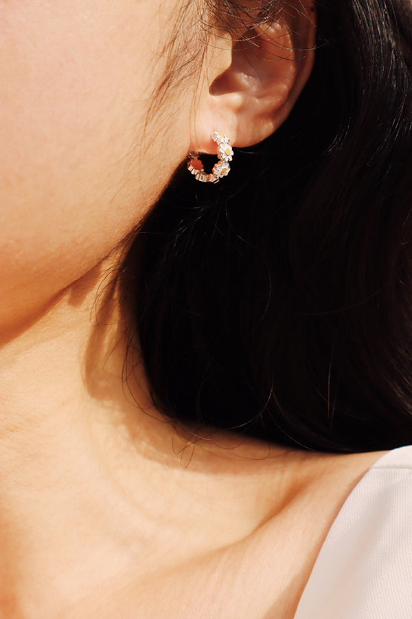 小雛菊造型圈式耳環特寫,銅鍍 925 銀設計,耳針與耳夾皆為 925 純銀製成。