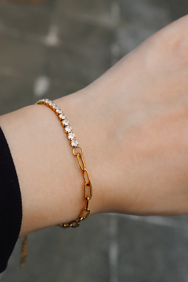半鑲鋯石搭配金色鍊條的手鍊佩戴示範,細緻光澤與俐落鏈節形成優雅對比。