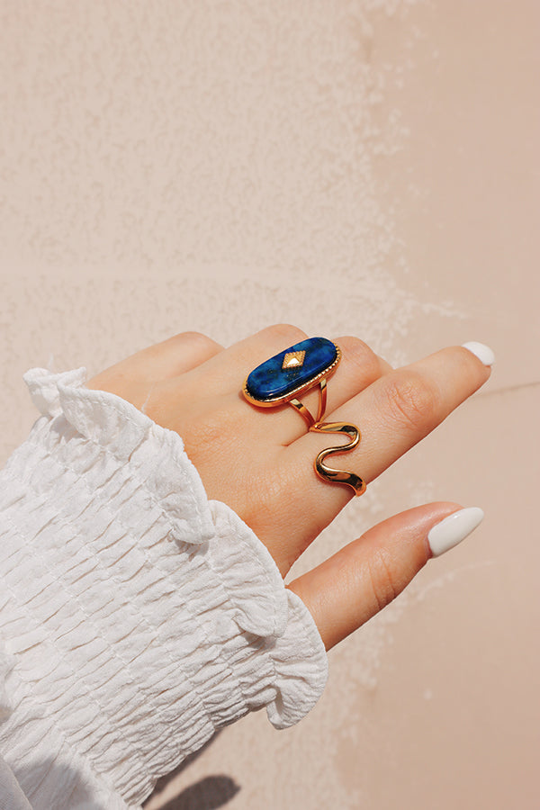 金色青金石戒指與波紋戒指疊戴,營造立體層次感的飾品風格。