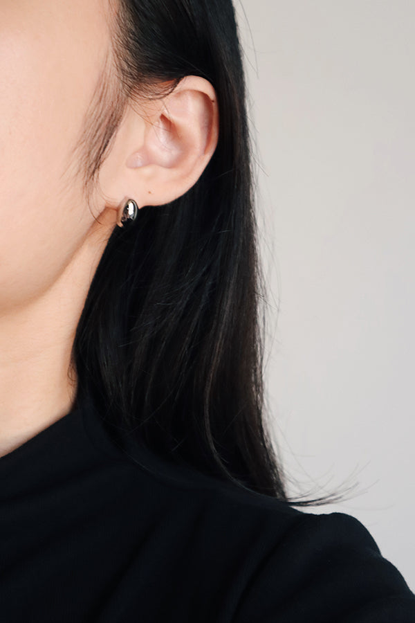 女人配戴抗敏感抗氧化的經典銀色百搭耳環。