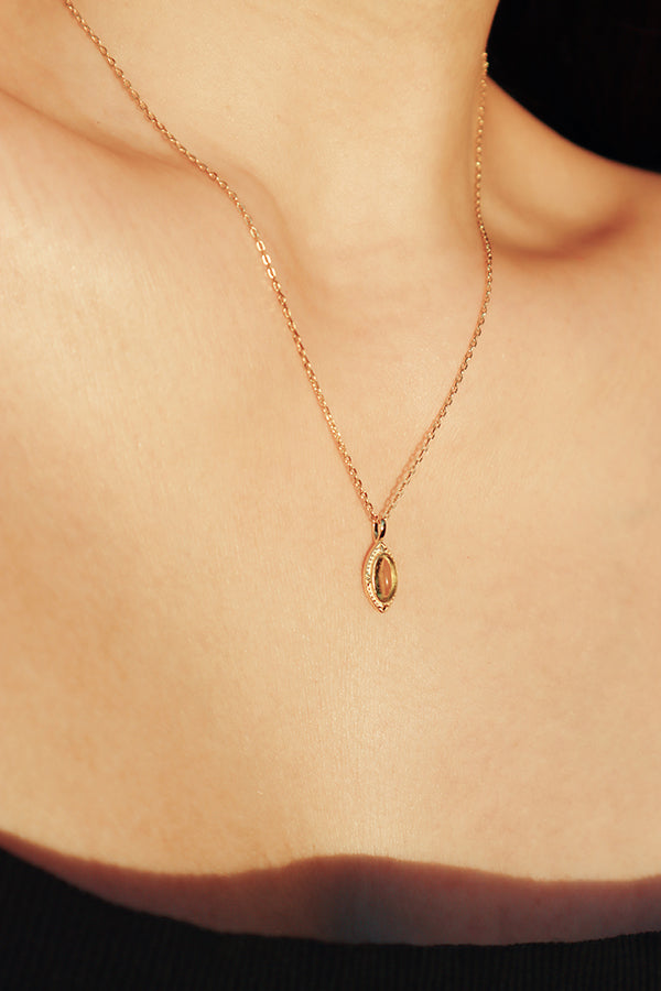 特寫照片強調了橄欖石吊墜的設計細節,天然橄欖石在金色的襯托下,顯得格外晶瑩剔透,適合夏日佩戴,增添一份自然氣息。