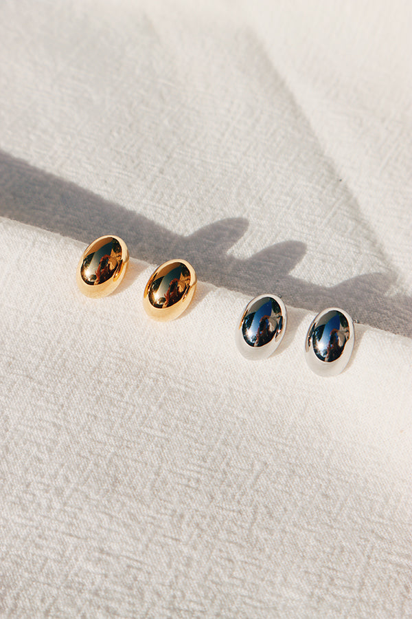 Super simple but cute oval stud earrings in gold and silver 2 colors.