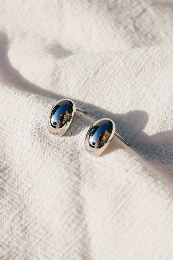 法式摩登球形金屬光面耳環。