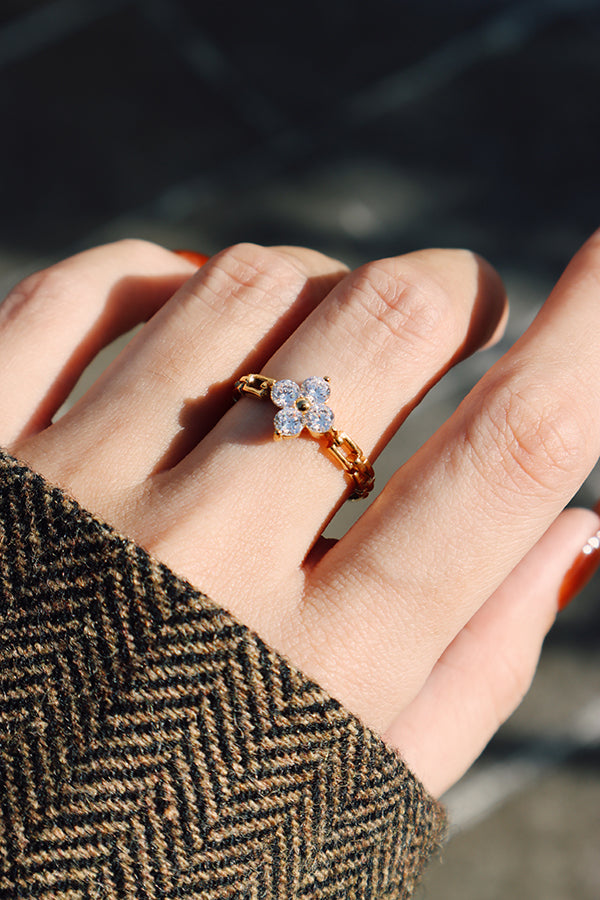 花朵戒指細節特寫,四瓣鋯石排列成小花造型,精緻小巧卻閃耀吸睛。