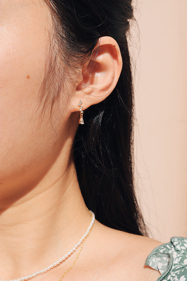 Mini sparkle earrings in a dainty French style, adding refined elegance and radiance to any outfit.