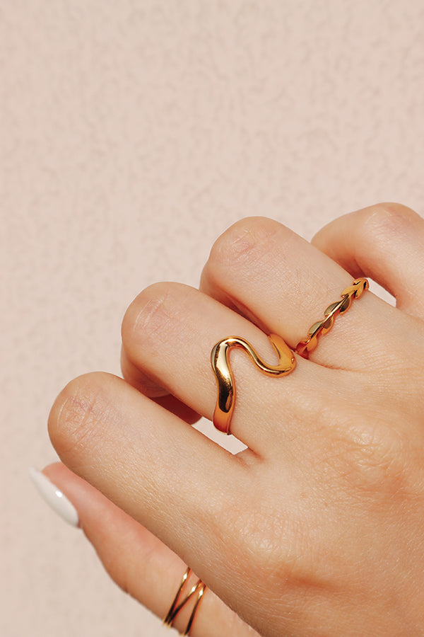 金色波紋戒指搭配扭紋戒指,展現精緻優雅的疊戴風格。