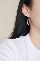 女生配戴醫療鋼抗氧化銀色圈圈時尚耳環