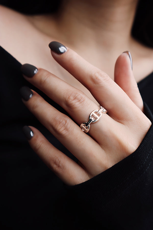 銀色豬鼻鏈節戒指佩戴示範,柔和亮澤展現現代極簡風格。