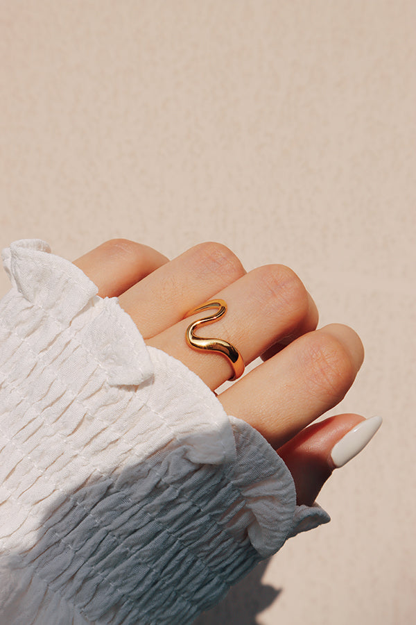 流線型金色波紋戒指,極簡風格愛好者的百搭飾品。