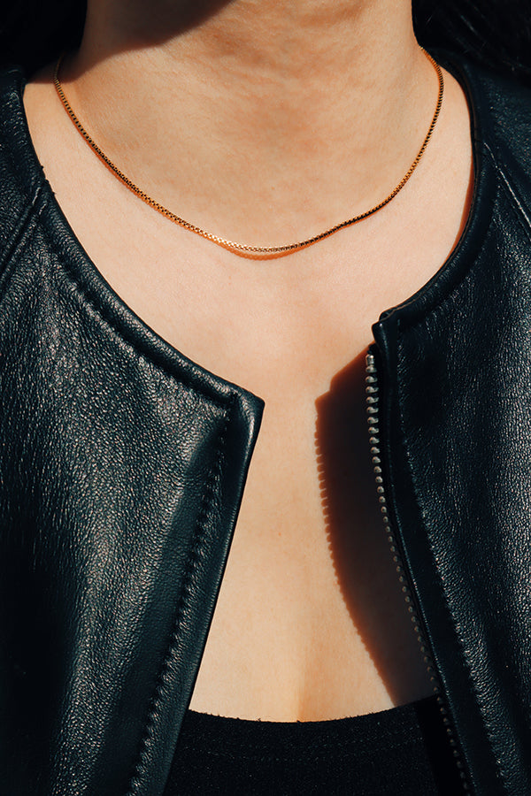 個性模特兒向鏡頭展示如何以精緻百搭的格子項鍊穿搭出獨特風格。