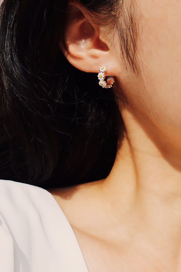 小巧雛菊圈式耳環佩戴示範,清新花朵造型修飾臉型。