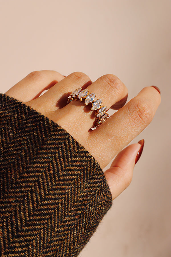 金色馬眼切割鋯石戒指近拍,整圈排列設計呈現搶眼時尚風格。