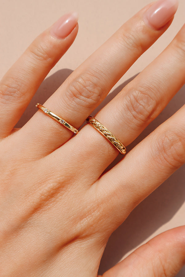 女性疊戴純銀鍍金的精緻細戒指