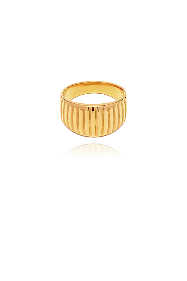 女性條紋紋路設計寬面歐美風格金戒指。