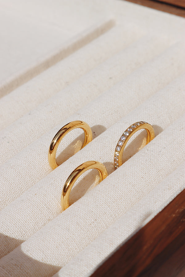 三枚戒指排列在精美的展示盒中,鋯石戒指在自然光線下閃耀奪目,完美適合日常與正式場合佩戴。