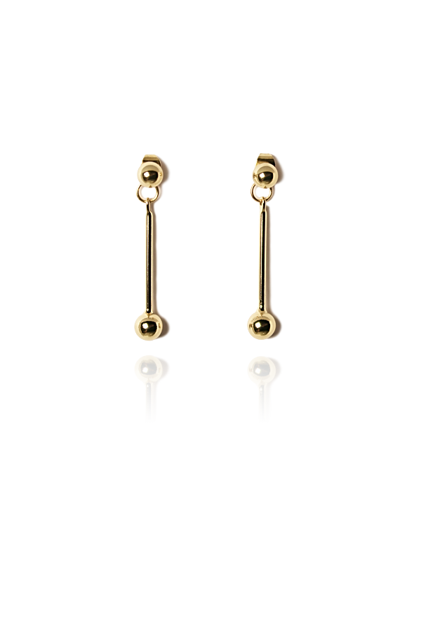 Product exhibit of Perle gold drop earrings with no background