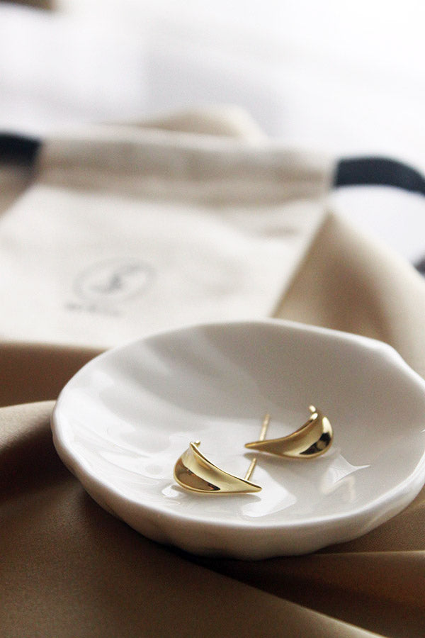 White plate with high quality gold studs puts on gold silk