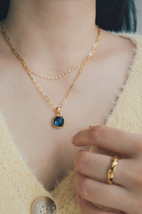 Stunning gold-plated necklace with a retro cubic zirconia design for a trendy and fashionable look.
