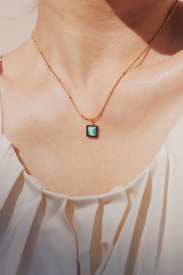 Stylish cat's eye necklace perfect for summer fashion
