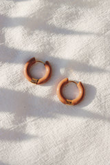 為冬季穿搭點綴一抹溫暖的焦糖橘色圈圈耳環