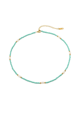 Detailed view of a choker with blue beads and freshwater pearls, the perfect boho-chic summer jewelry