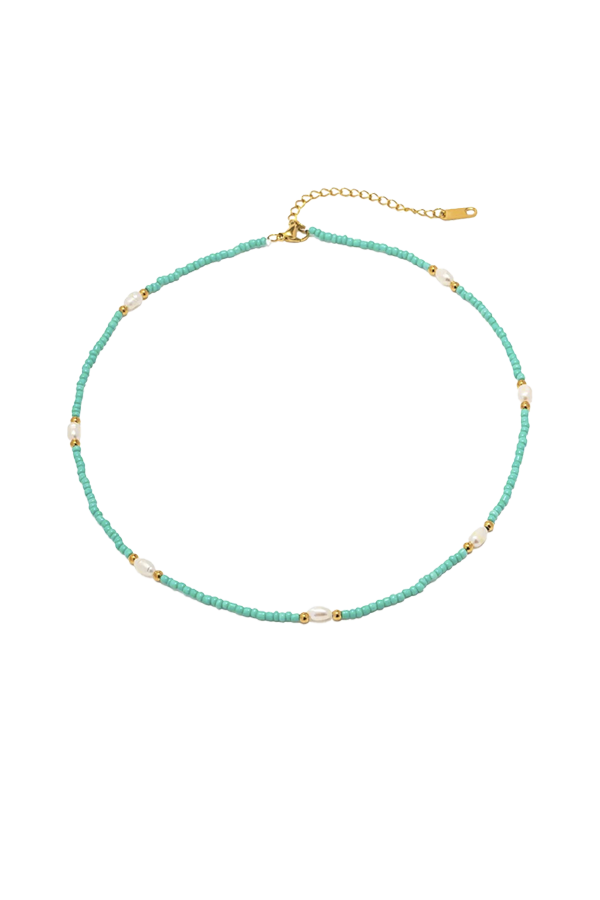 Detailed view of a choker with blue beads and freshwater pearls, the perfect boho-chic summer jewelry