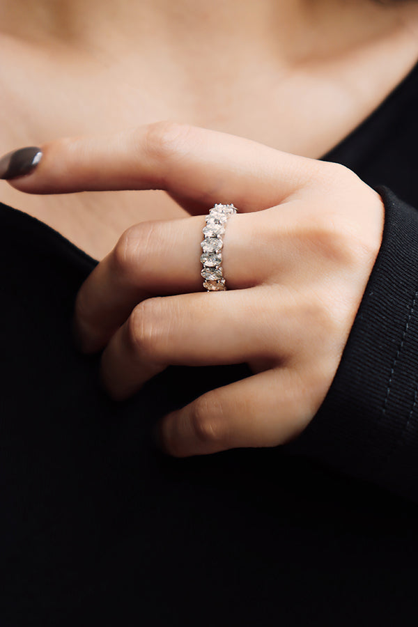 銀色鋯石戒指細節特寫，立體鑲嵌設計在光線下呈現閃耀效果。