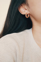 網紅配戴著可愛的法式慵懶橘色圓圈耳環