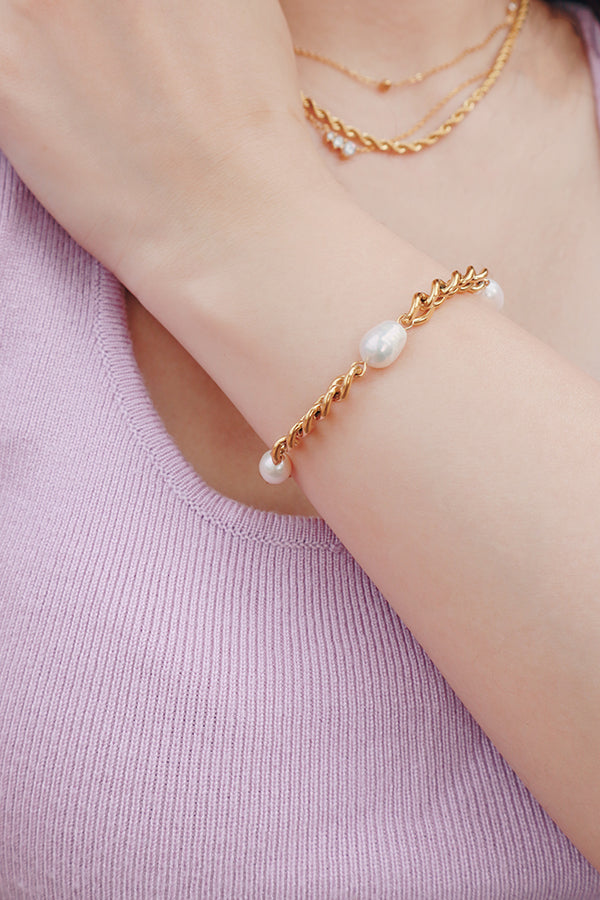 Woman wearing an elegant but bold trendy gold cuban bracelet