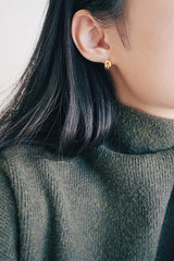 Woman wearing winter trendy studs that recommend by fashion bloggers