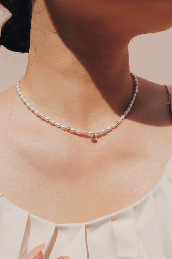Elegant pearl choker with CZ pendant for a summer look