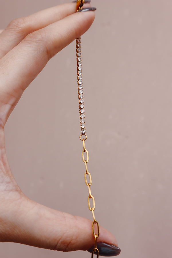 半鑲鋯石與鏈條結構結合的手鍊細節展示，兼具優雅與率性風格。