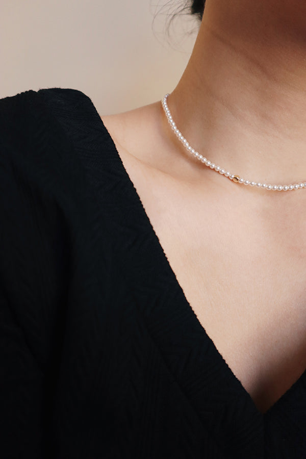Model wearing a must have handnade pearl choker for everyday outfits