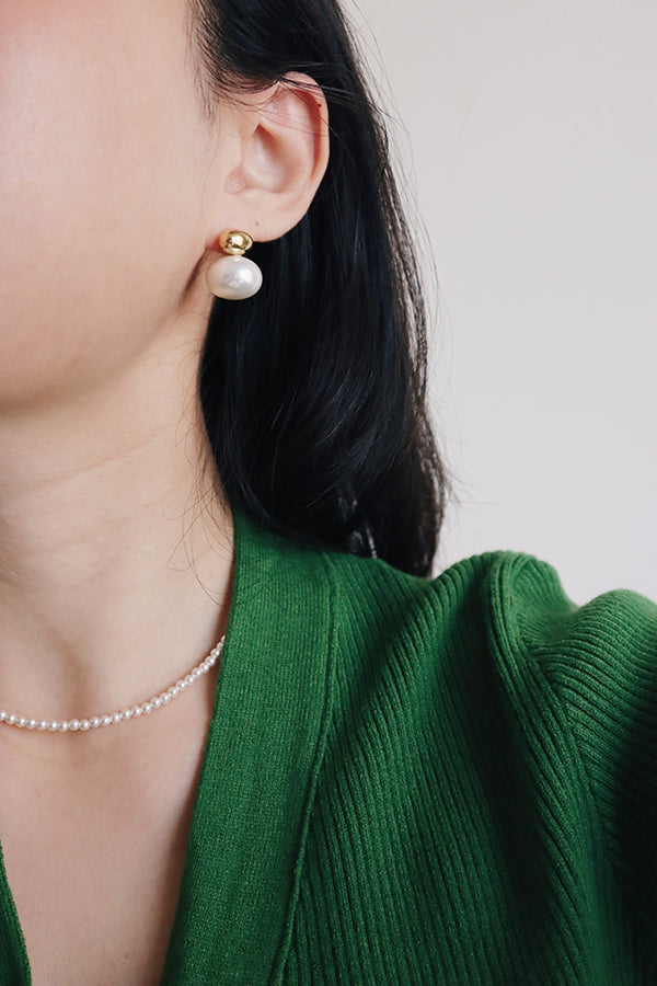 綠衣女孩配戴慵懶法式氛圍的設計珍珠飾品耳環項鍊