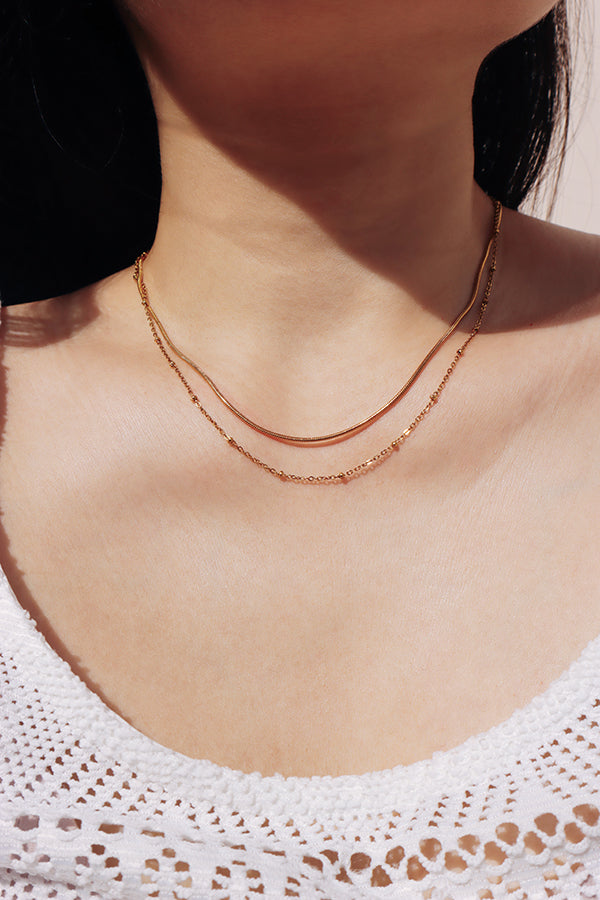 蛇骨鏈與細珠鍊條細節特寫，展現俐落與柔美並存的線條設計。