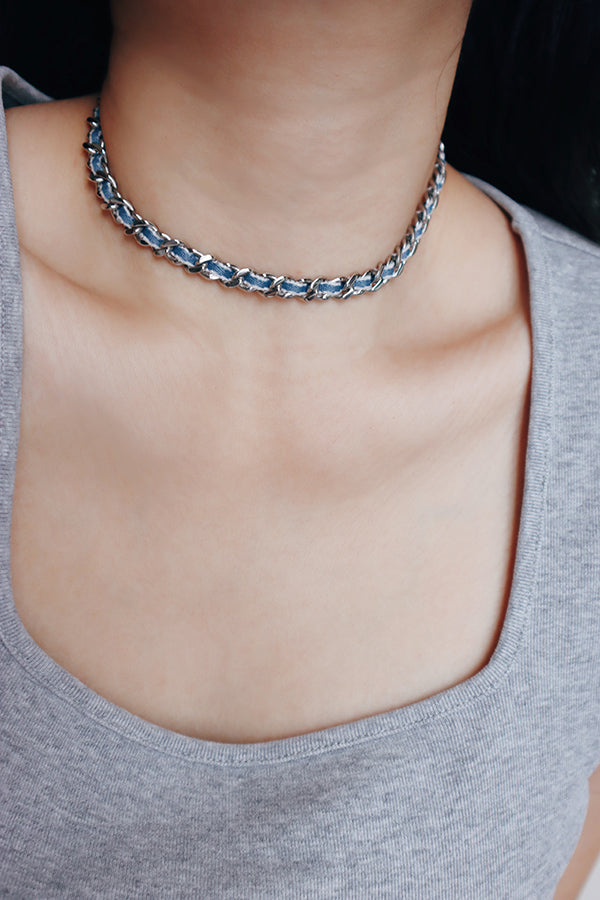 銀色丹寧鏈條頸鍊立體呈現，打造不費力的時髦街頭氛圍。