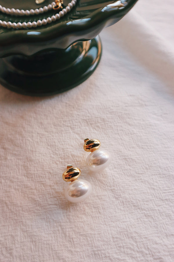 Vintage vibes pearl jewelry pieces on the table
