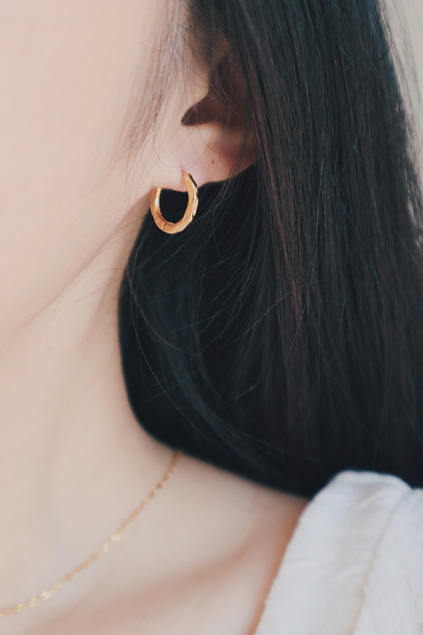 girl waering gold hoops for her daily looks