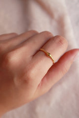Model shows everyday gold ring details to the camera