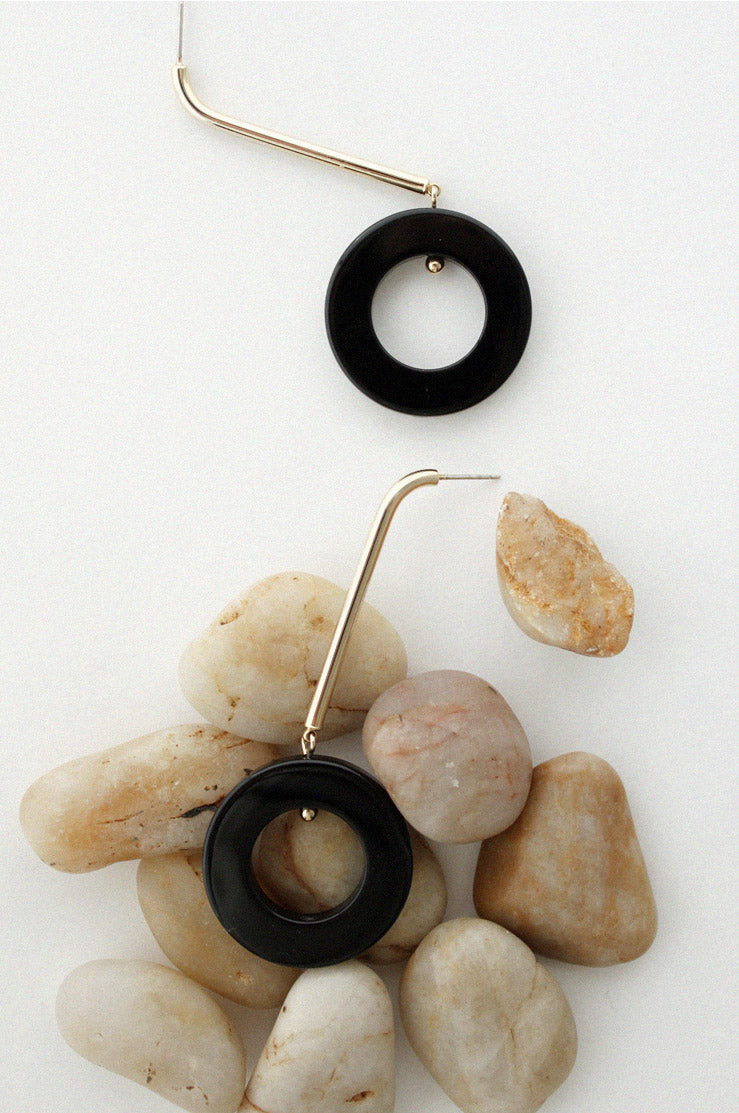 A onyx circle drop earrings on stones