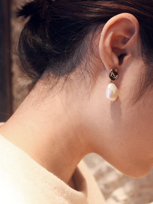 Classic gold earrings with drop mabe pearl