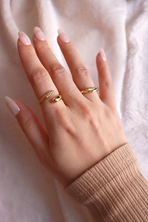 Model showing how to stack gold rings
