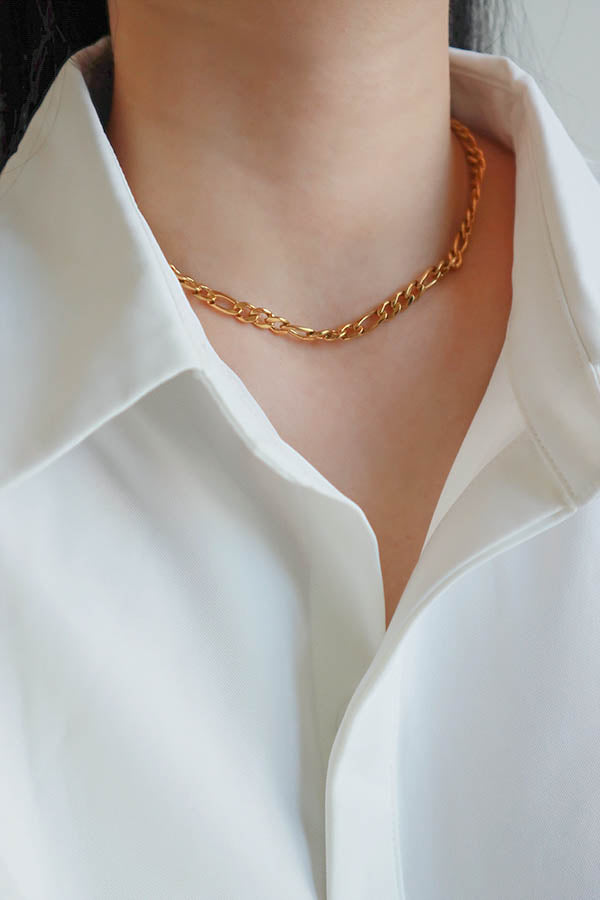 Woman in white shirt wearing the figaro chain necklace
