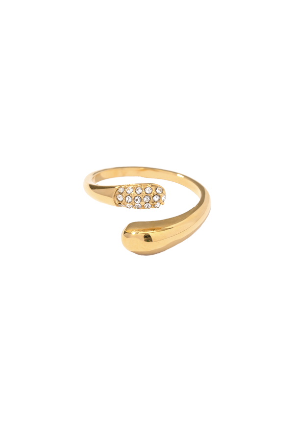 Fashion cz gold ring with white background